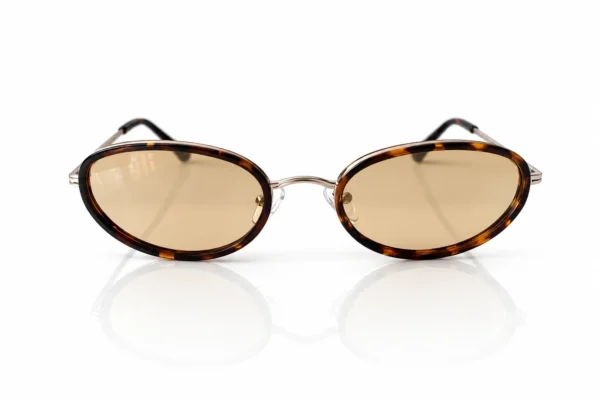 Lunettes de soleil vintage avec monture écaille de tortue ovoïde et verres légèrement teintés marron.
