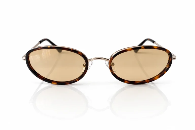 Lunettes de soleil vintage avec monture écaille de tortue ovoïde et verres légèrement teintés marron.