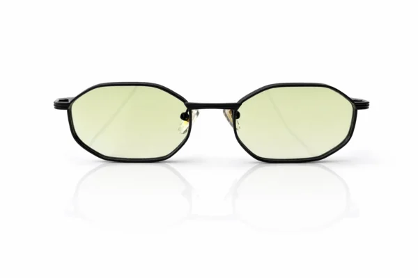 Lunettes de soleil modernes avec une monture noire aux formes octogonales et des verres légèrement teintés de jaune.