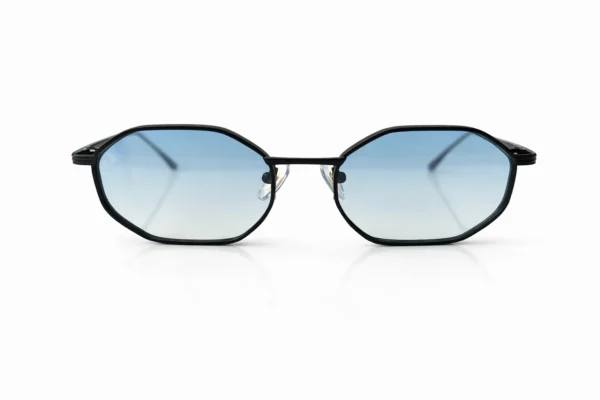 Lunettes de soleil noires avec monture géométrique et verres dégradés bleus.