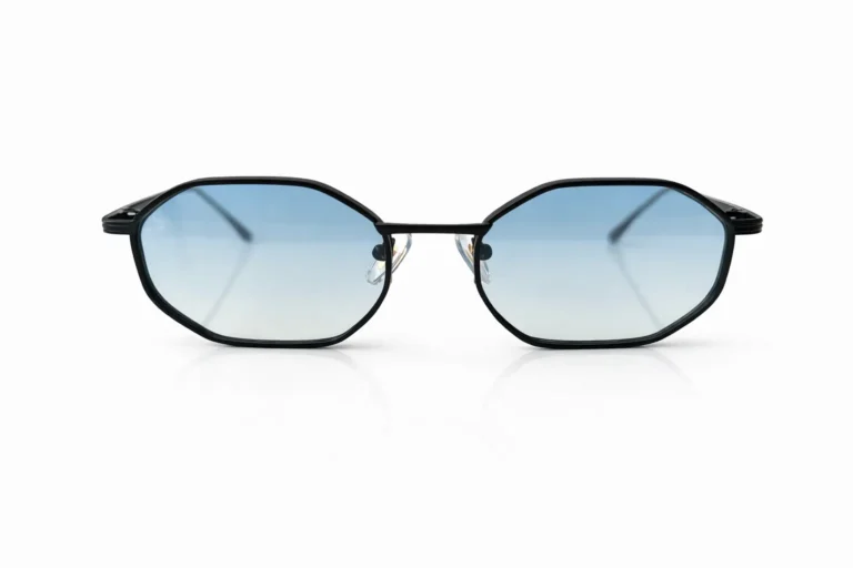 Lunettes de soleil noires avec monture géométrique et verres dégradés bleus.