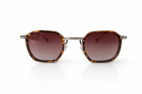 Lunettes de soleil unisexe avec monture écaille et verres dégradés marron, sur fond blanc.