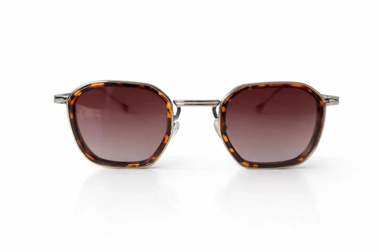 Lunettes de soleil unisexe avec monture écaille et verres dégradés marron, sur fond blanc.