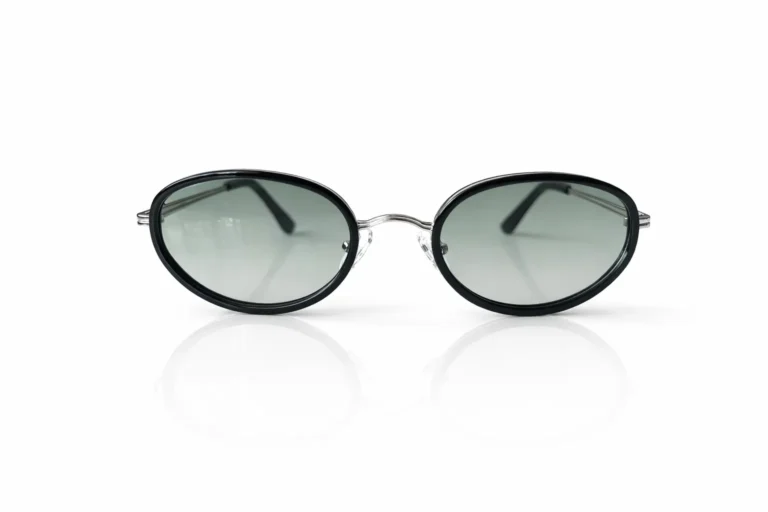 Lunettes de soleil à monture noire ovale et verres teintés gris.