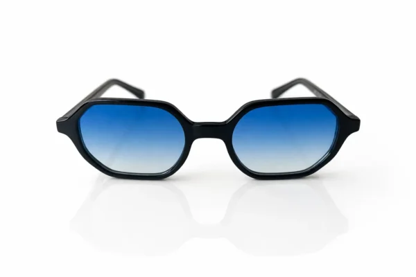 Lunettes de soleil noires à monture géométrique et verres bleus dégradés, présentées sur fond blanc.