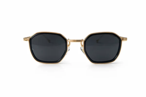 Lunettes de soleil octogonales avec monture dorée et verres noirs, vues de face sur fond blanc.
