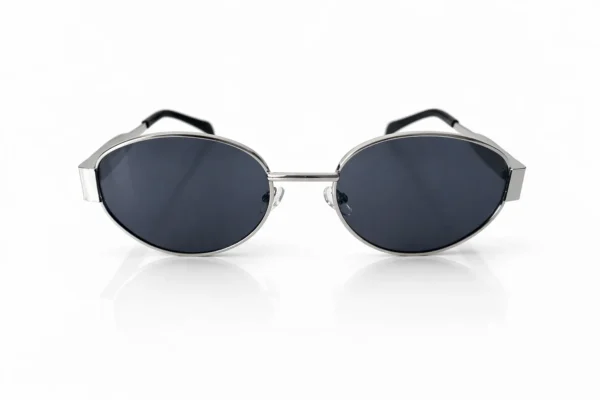 Lunettes de soleil à monture argentée et verres ronds bleu foncé. Style moderne et élégant.
