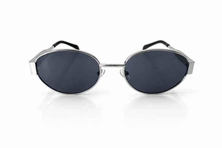 Lunettes de soleil à monture argentée et verres ronds bleu foncé. Style moderne et élégant.