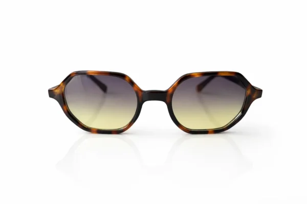 Paire de lunettes de soleil à monture écaille de tortue de forme géométrique octogonale, verres dégradés du gris au jaune.