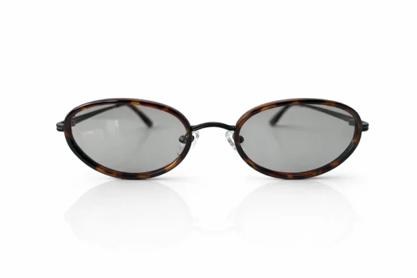 Lunettes de soleil ovales à monture écaille de tortue et verres gris clair, sur fond blanc.
