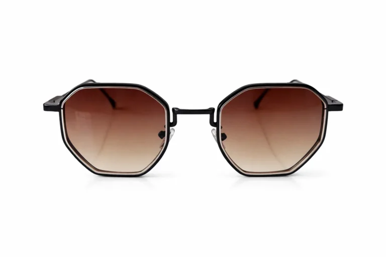 Lunettes de soleil noires à monture octogonale et verres dégradés brun clair.