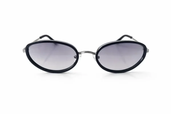 Lunettes de soleil noires avec une forme ovale tendance et des verres légèrement dégradés, présentées sur un fond blanc.