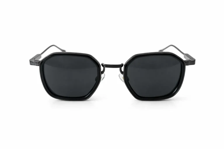 Lunettes de soleil noires à monture hexagonale et verres teintés, style géométrique moderne.